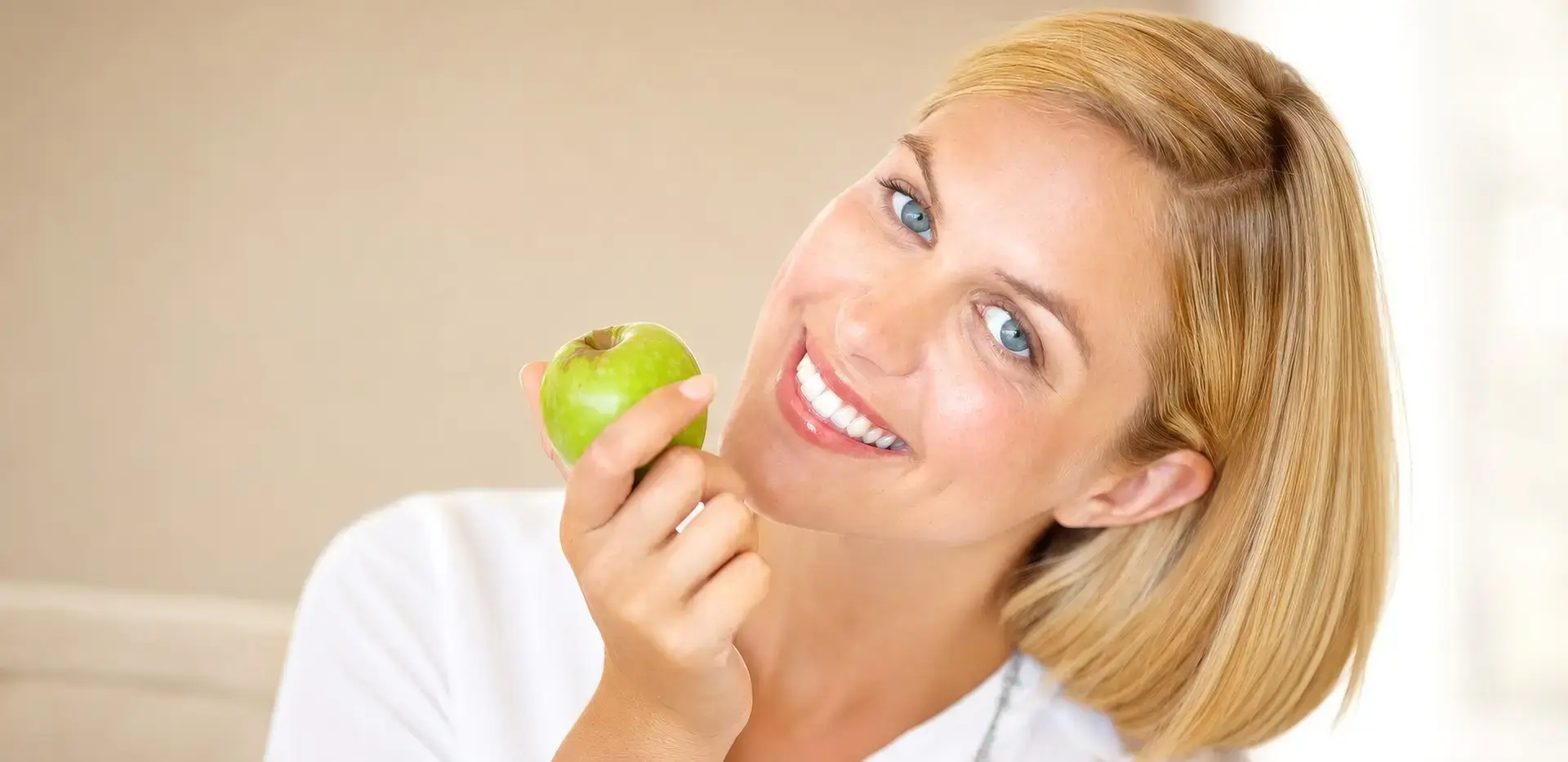 Frau mit Apfel